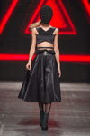 Pokaz MILOV — FashionPhilosophy FWP AW16/17 (ubrania i obraz: rajstopy w siatkę czarne, spódnica midi czarna)