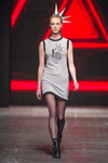 Modenschau von MILOV — FashionPhilosophy FWP AW16/17 (Looks: graues Mini Kleid, schwarze transparente Strumpfhose)
