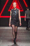 Pokaz MILOV — FashionPhilosophy FWP AW16/17 (ubrania i obraz: cienkie rajstopy czarne, sukienka mini czarna)