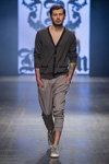 Показ Mladen Milivojević Baron — FashionPhilosophy FWP AW16/17 (наряды и образы: серые кроссовки, серые брюки)