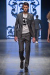 Показ Mladen Milivojević Baron — FashionPhilosophy FWP AW16/17 (наряды и образы: серый полосатый костюм, белая футболка с принтом, чёрные кроссовки)