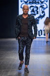 Показ Mladen Milivojević Baron — FashionPhilosophy FWP AW16/17 (наряды и образы: синий цветочный костюм, серые кроссовки, чёрная футболка)