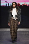 Pokaz Rockmadchen — FashionPhilosophy FWP AW16/17 (ubrania i obraz: spodnie z nadrukiem pepitki brązowe)