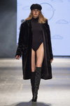 Modenschau von SZCZESNY — FashionPhilosophy FWP AW16/17 (Looks: schwarzer Body, schwarze Stiefel, schwarzer Mantel)