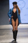Modenschau von SZCZESNY — FashionPhilosophy FWP AW16/17 (Looks: schwarzer Body, himmelblauer Mantel, schwarze Stiefel)