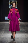 Pokaz Waleria Tokarzewska-Karaszewicz — FashionPhilosophy FWP AW16/17 (ubrania i obraz: sukienka purpurowa, buty sportowe szare)