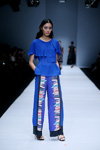 Modenschau von Council of Fashion Designers of Korea — Jakarta Fashion Week SS17 (Looks: blaues Top, blaue bedruckte Hose, schwarze Sandaletten)