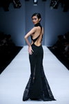 Desfile de Council of Fashion Designers of Korea — Jakarta Fashion Week SS17 (looks: vestido de noche negro)