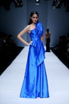 Desfile de Council of Fashion Designers of Korea — Jakarta Fashion Week SS17 (looks: vestido de noche azul)
