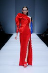 Desfile de Council of Fashion Designers of Korea — Jakarta Fashion Week SS17 (looks: vestido de noche con abertura rojo, sandalias de tacón rojas)
