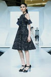 Pokaz Debenhams — Jakarta Fashion Week SS17 (ubrania i obraz: szpilki czarne, sukienka czarna)