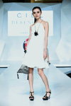 Pokaz Debenhams — Jakarta Fashion Week SS17 (ubrania i obraz: sukienka biała, sandały czarne)