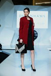 Показ Debenhams — Jakarta Fashion Week SS17 (наряди й образи: бордове пальто, чорна сумка, чорні туфлі, чорна сукня)