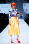 Pokaz Grazia Indonesia — Jakarta Fashion Week SS17 (ubrania i obraz: bluzka z nadrukiem wielokolorowa, spódnica midi żółta, szpilki czerwone)