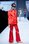 Desfile de Grazia Indonesia — Jakarta Fashion Week SS17 (looks: americana roja, pantalón de color rojo frambuesa, corbata naranja)