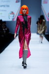 Pokaz Grazia Indonesia — Jakarta Fashion Week SS17 (ubrania i obraz: podkolanówki bawełniane pasiaste czarno-białe, suknia wieczorowa w kolorze fuksji z rozcięciem, sandały czarne)