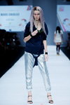 Pokaz Grazia Indonesia — Jakarta Fashion Week SS17 (ubrania i obraz: spodnie srebrne, sandały czarne)
