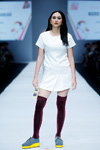 Desfile de Grazia Indonesia — Jakarta Fashion Week SS17 (looks: calcetines altos burdeos, vestido blanco corto, zapatos de tacón azul claro)