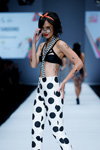 Desfile de Grazia Indonesia — Jakarta Fashion Week SS17 (looks: pantalón de lunares de color blanco y negro)
