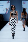 Desfile de Grazia Indonesia — Jakarta Fashion Week SS17 (looks: pantalón de lunares de color blanco y negro)