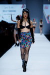 Паказ Grazia Indonesia — Jakarta Fashion Week SS17 (нарады і вобразы: чорныя калготкі, квяцістая рознакаляровая спадніца)