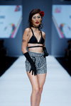 Pokaz Grazia Indonesia — Jakarta Fashion Week SS17 (ubrania i obraz: szorty w kratkę Vichy czarno-białe, długie rękawiczki czarne)