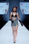 Pokaz Grazia Indonesia — Jakarta Fashion Week SS17 (ubrania i obraz: szorty w kratkę Vichy czarno-białe, półbuty czarne, długie rękawiczki czarne)