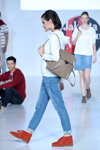 Показ Hush Puppies — Jakarta Fashion Week SS17 (наряды и образы: голубые джинсы, белая толстовка)