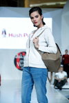 Modenschau von Hush Puppies — Jakarta Fashion Week SS17 (Looks: himmelblaue Jeans)
