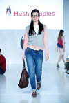 Показ Hush Puppies — Jakarta Fashion Week SS17 (наряды и образы: синие джинсы)