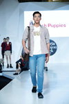 Показ Hush Puppies — Jakarta Fashion Week SS17 (наряды и образы: голубые джинсы)