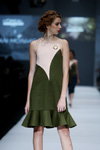 Frisuren-Modenschau von L'Oréal Professionnel — Jakarta Fashion Week SS17 (Looks: khakifarbenes Kleid)