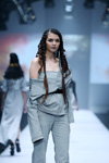 Desfile de peinados de L'Oréal Professionnel — Jakarta Fashion Week SS17 (looks: traje de pantalón azul claro)