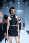 Desfile de peinados de L'Oréal Professionnel — Jakarta Fashion Week SS17 (looks: vestido negro corto)