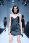 Pokaz fryzur L'Oréal Professionnel — Jakarta Fashion Week SS17 (ubrania i obraz: sukienka mini czarna pasiasta)