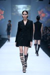 Desfile de peinados de L'Oréal Professionnel — Jakarta Fashion Week SS17 (looks: vestido-blazer negro)