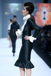 Desfile de peinados de L'Oréal Professionnel — Jakarta Fashion Week SS17 (looks: vestido de cóctel negro)