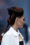 Desfile de peinados de L'Oréal Professionnel — Jakarta Fashion Week SS17 (looks: blusa blanca, trenza)