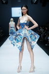 Modenschau von MAKE OVER — Jakarta Fashion Week SS17 (Looks: blaues Cocktailkleid, graue Sandaletten)