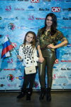  (праворуч) Катя Жужа. Російські учасники дитячого Євробачення провели вечірку (наряди й образи: білий джемпер, камуфляжна блуза кольору хакі, брюки кольору хакі)
