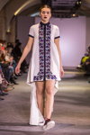 Показ Chernikova — Lviv Fashion Week AW16/17 (наряды и образы: белое платье-рубашка мини с коротким рукавом)