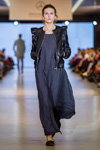 Modenschau von Marta WACHHOLZ — Lviv Fashion Week AW16/17 (Looks: blaues Kleid, schwarze Lederjacke)