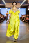 Desfile de Marta WACHHOLZ — Lviv Fashion Week AW16/17 (looks: vestido amarillo)