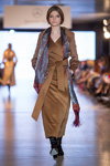 Показ Roksolana Bogutska — Lviv Fashion Week AW16/17 (наряды и образы: коричневое пальто, чёрные сапоги)