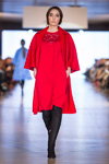 Desfile de Roksolana Bogutska — Lviv Fashion Week AW16/17 (looks: vestido rojo, abrigo rojo)