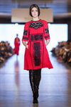 Pokaz Roksolana Bogutska — Lviv Fashion Week AW16/17 (ubrania i obraz: sukienka czerwona, buty czarne)
