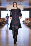 Показ Roksolana Bogutska — Lviv Fashion Week AW16/17 (наряды и образы: чёрное платье, чёрные сапоги-чулки)