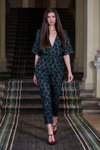 Modenschau von Tata Kalita — Lviv Fashion Week AW16/17 (Looks: grauer Jumpsuit mit Ausschnitt, Burgunder farbene Pumps)