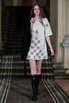 Pokaz Tata Kalita — Lviv Fashion Week AW16/17 (ubrania i obraz: sukienka mini z nadrukiem biała, kozaki czarne)