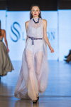 Modenschau von Slastion — Lviv Fashion Week ss17 (Looks: weißes Abendkleid, schwarze Sandaletten)